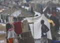 Nace un mercado improvisado de trueque e intercambio en el campamento migrante de la playa del Trampolín