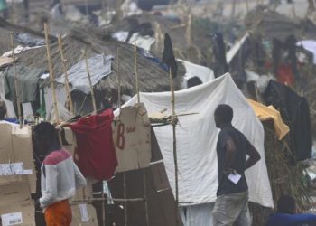 Nace un mercado improvisado de trueque e intercambio en el campamento migrante de la playa del Trampolín