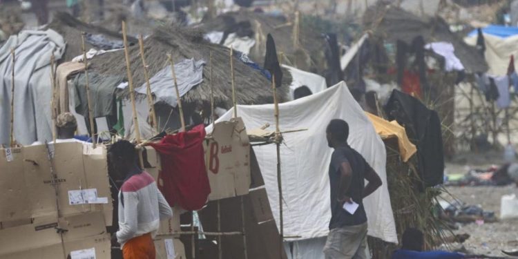 Nace un mercado improvisado de trueque e intercambio en el campamento migrante de la playa del Trampolín