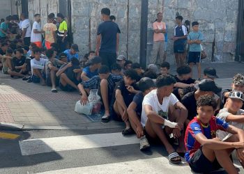 Ceuta sobrepasa los 2.100 menores identificados tras la ola migratoria y el Gobierno busca su traslado urgente