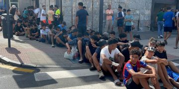 Ceuta sobrepasa los 2.100 menores identificados tras la ola migratoria y el Gobierno busca su traslado urgente