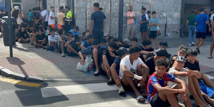 Ceuta sobrepasa los 2.100 menores identificados tras la ola migratoria y el Gobierno busca su traslado urgente