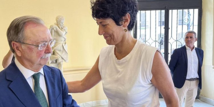 Elma Saiz no descarta ampliar a 4.000 los puestos de atención humanitaria temporal en Ceuta