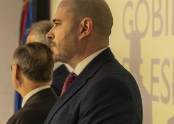 El PSOE exige a Vivas que rectifique tras acusarle de asumir la «teoría conspiranoica» de la ultraderecha