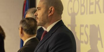 El PSOE exige a Vivas que rectifique tras acusarle de asumir la «teoría conspiranoica» de la ultraderecha