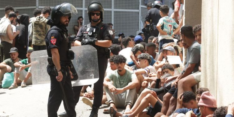 Siete policías por habitación, sin aire y un solo baño: la CEP denuncia hacinamiento en el despliegue de Ceuta