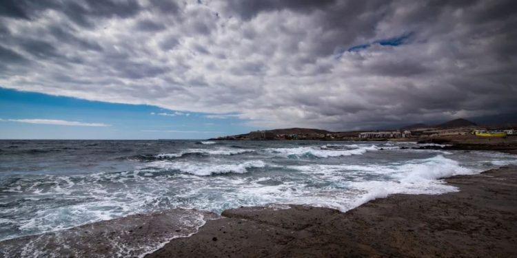 Cambio brusco del tiempo en España: caída de hasta diez grados y alerta por una posible DANA este domingo