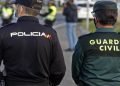 Despliegue de Policía y Guardia Civil en la Playa del Trampolín de Ceuta para trasladar a 1.800 migrantes a espacios de acogida