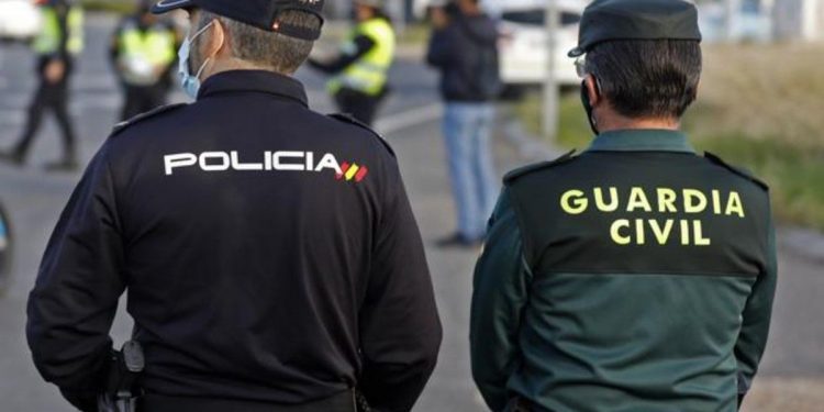 Despliegue de Policía y Guardia Civil en la Playa del Trampolín de Ceuta para trasladar a 1.800 migrantes a espacios de acogida