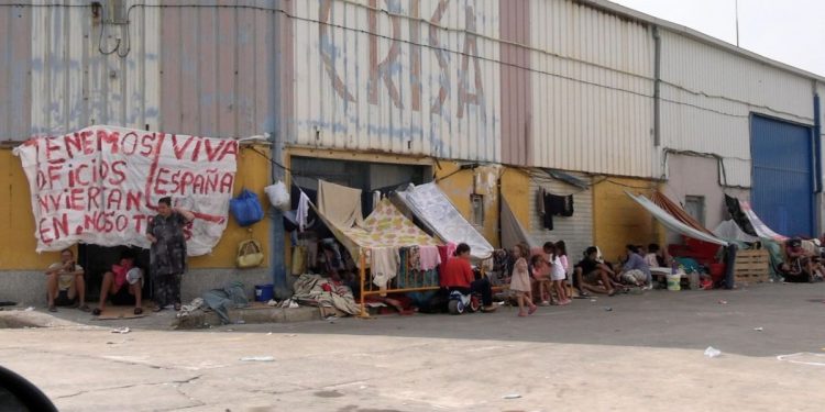 Un nuevo episodio de violencia en Ceuta se salda con un migrante apuñalado en el Tarajal