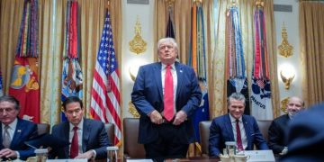 Trump declara la mayor «guerra económica» contra Irán y advierte con severas medidas a sus aliados comerciales