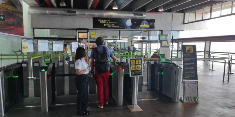 Intervienen 63.900 euros ocultos en el equipaje a dos pasajeros en el aeropuerto de Palma