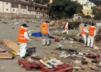 Ceuta inicia un operativo especial de limpieza para recuperar y acotar la playa del Trampolín