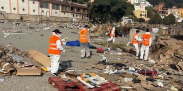 Ceuta inicia un operativo especial de limpieza para recuperar y acotar la playa del Trampolín
