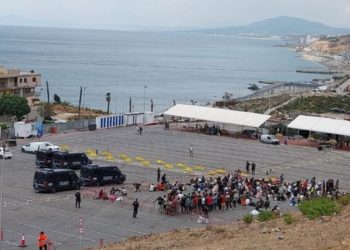 La Policía coordina en Loma Colmenar un espacio de acogida para 500 migrantes
