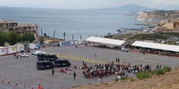 La Policía coordina en Loma Colmenar un espacio de acogida para 500 migrantes