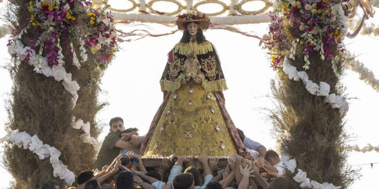 La Virgen del Rocío llega a la parroquia de Almonte tras 20 horas de procesión y bajo la lluvia
