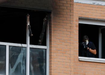 Muere un niño de diez años tras precipitarse desde un tercer piso durante un incendio en su vivienda en Burlada