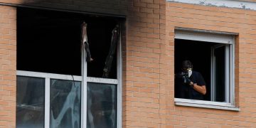Muere un niño de diez años tras precipitarse desde un tercer piso durante un incendio en su vivienda en Burlada