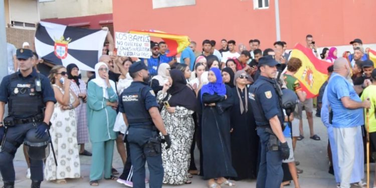 Protesta vecinal en Ceuta por la gestión del trasvase de inmigrantes a Loma Colmenar