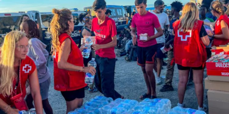Cruz Roja reanuda la entrega de alimentos en el Trampolín tras la llegada de unas 4.000 personas tras el desalojo