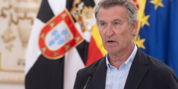 Feijóo y Vivas abren una nueva guerra por los menores en Ceuta y exigen la devolución de todos los migrantes de la entrada masiva de julio
