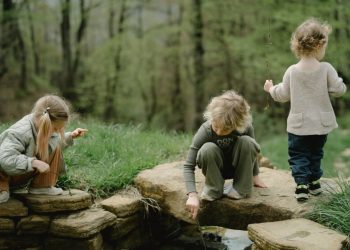 La psicología analiza la crianza de los niños en las décadas de 1960 y 1970: la clave del desarrollo de su autonomía