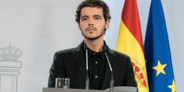 Convocatoria urgente de Sanidad a las CCAA para enviar vacunas a Ceuta tras la crisis migratoria