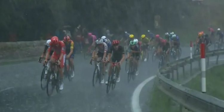 Una violenta granizada obliga a suspender la tercera etapa de La Vuelta a España tras el gesto de Pogacar y el refugio de Landa