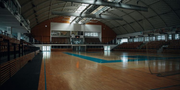 Rechazo en Ceuta al uso de polideportivos para albergar migrantes