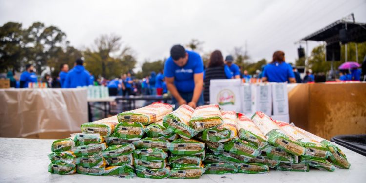 Incidentes en Ceuta durante la entrega de alimentos por Cruz Roja