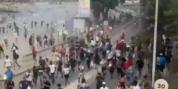 La Policía Nacional dispersa con gases lacrimógenos un altercado masivo durante el reparto de comida en el Trampolín