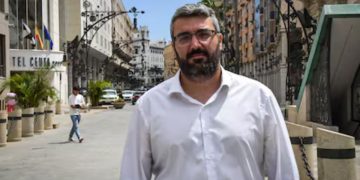 El diputado Melchor León insiste en la dimisión del delegado del Gobierno en Ceuta y exige no convertir la ciudad en «un gran CETI»