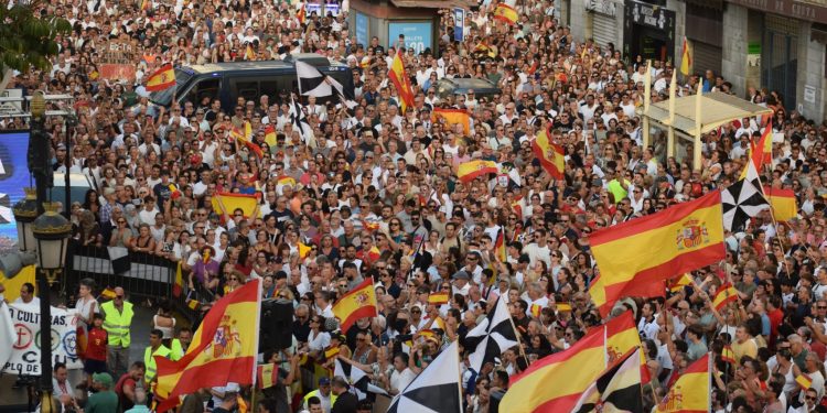 Las protestas escalan en Ceuta entre fuertes cargas policiales e intentos de enfrentamiento en las playas