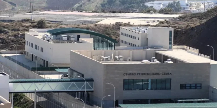 CSIF advierte de un «riesgo inasumible» para los funcionarios por la saturación de la cárcel de Ceuta y solicita el traslado del excedente a la península