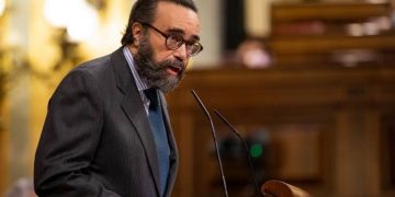 El diputado José María Sánchez denuncia haber sido tachado de «racista» y «cruel», al tiempo que se refiere al ministro como «Trolaños», «mente enferma» o «borrico».