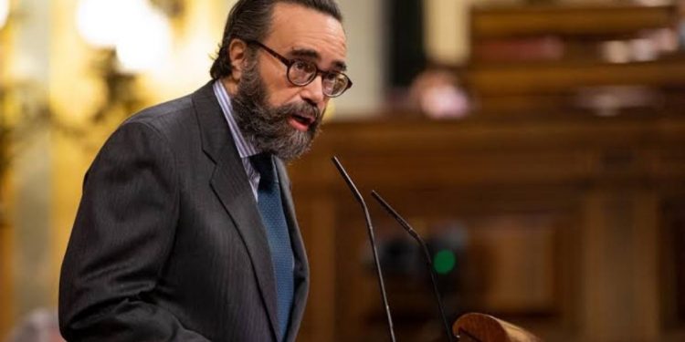 El diputado José María Sánchez denuncia haber sido tachado de «racista» y «cruel», al tiempo que se refiere al ministro como «Trolaños», «mente enferma» o «borrico».