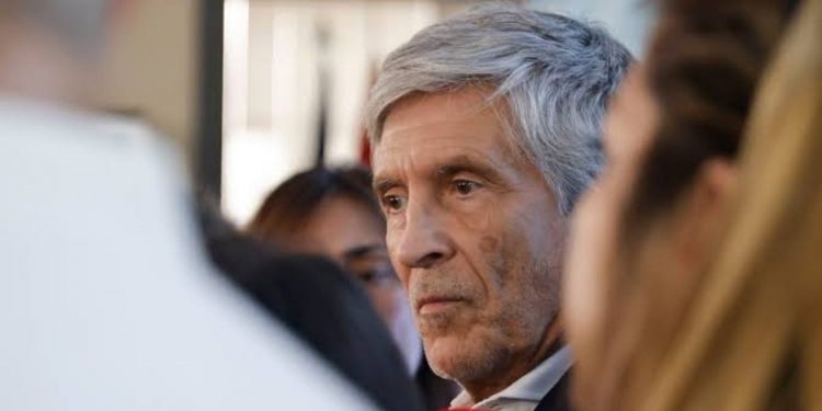 Marlaska cifra en 5.000 los migrantes que permanecen en Ceuta y anuncia 35,5 millones para reforzar los espigones y crear un nuevo centro