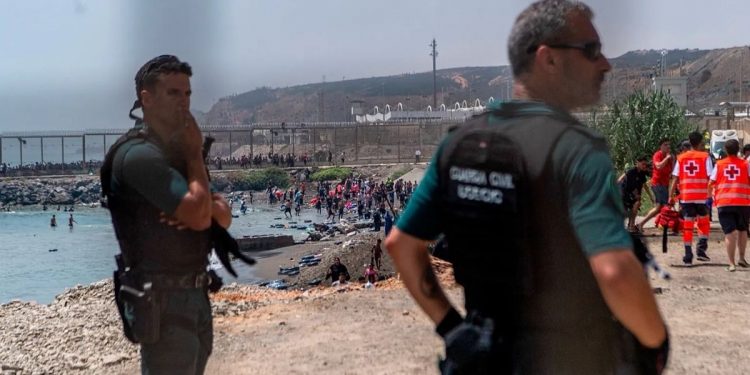 Detenidos dos migrantes en Ceuta tras agredir a un guardia civil durante una persecución en el muelle Alfau