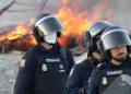 Grupos de manifestantes queman chozas de migrantes en la playa de Benítez tras romper el cordón policial
