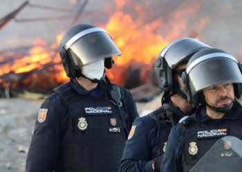 Grupos de manifestantes queman chozas de migrantes en la playa de Benítez tras romper el cordón policial