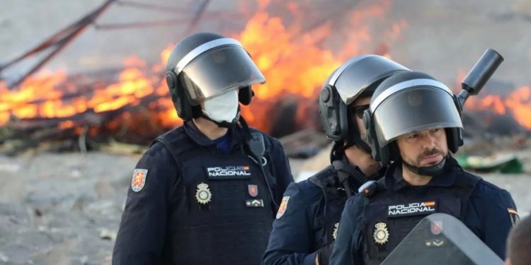 Grupos de manifestantes queman chozas de migrantes en la playa de Benítez tras romper el cordón policial