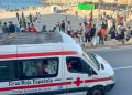Vecinos de Ceuta bloquean durante horas un camión de Cruz Roja para exigir soluciones a la crisis migratoria