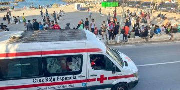 Vecinos de Ceuta bloquean durante horas un camión de Cruz Roja para exigir soluciones a la crisis migratoria