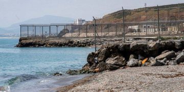 Interior reforzará la frontera de Ceuta con drones, boyas permanentes y el alargamiento de sus espigones