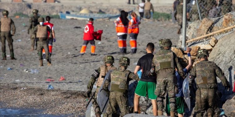 El Juzgado de Ceuta decreta la expulsión del país para 11 de los 12 migrantes detenidos por la agresión a cuatro militares en Benzú