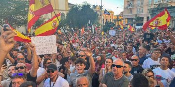 Un centenar de personas se moviliza en Ceuta frente a la Delegación del Gobierno