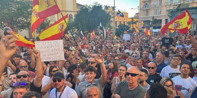 Un centenar de personas se moviliza en Ceuta frente a la Delegación del Gobierno