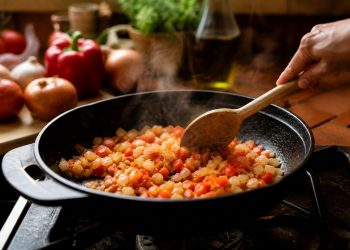 Cómo hacer un buen sofrito: la base de la cocina española (guía infalible)