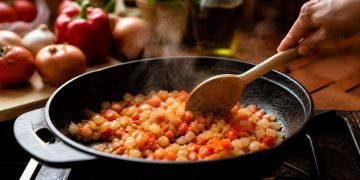 Cómo hacer un buen sofrito: la base de la cocina española (guía infalible)